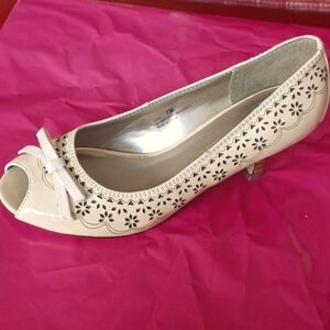 Laura Ashley Cream/tan Color, cut-out Open Toe Low Heel Shoes, new, sz 7